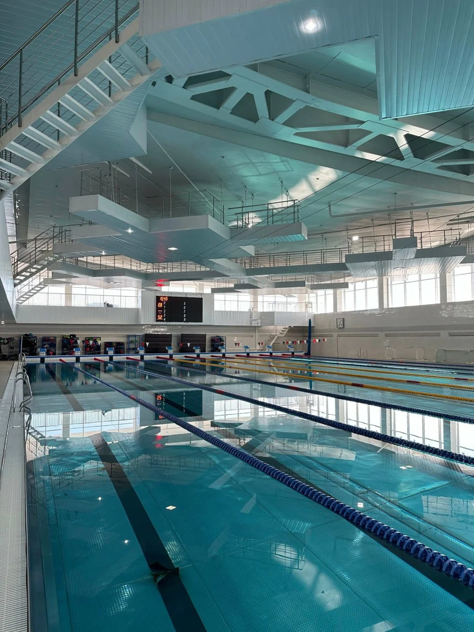 Плавание в бассейне